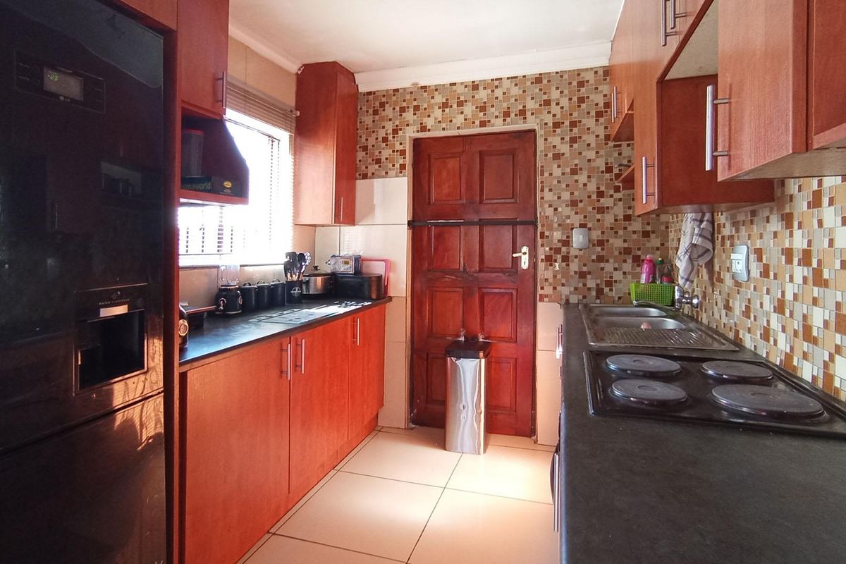3 Bedroom House for Sale in Noordwyk - Photo 4
