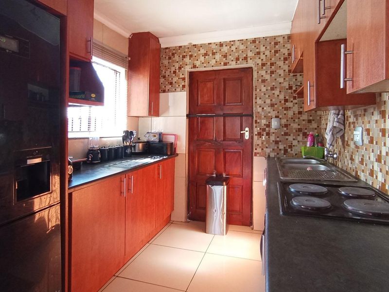 3 Bedroom House for Sale in Noordwyk - Photo 4