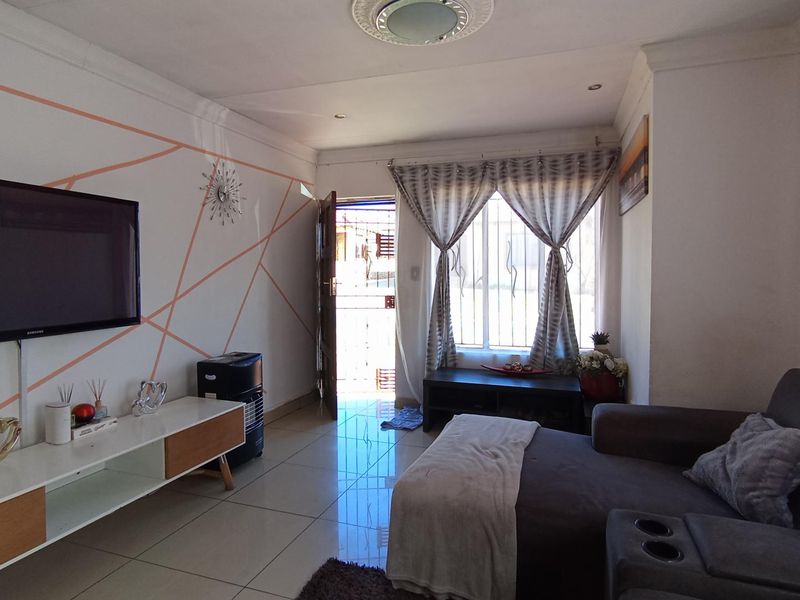 3 Bedroom House for Sale in Noordwyk - Photo 5
