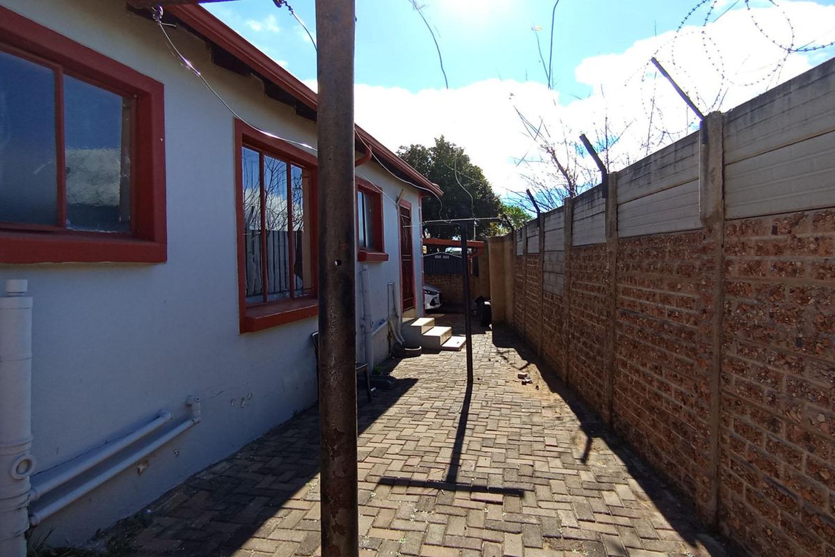 3 Bedroom House for Sale in Noordwyk - Photo 2