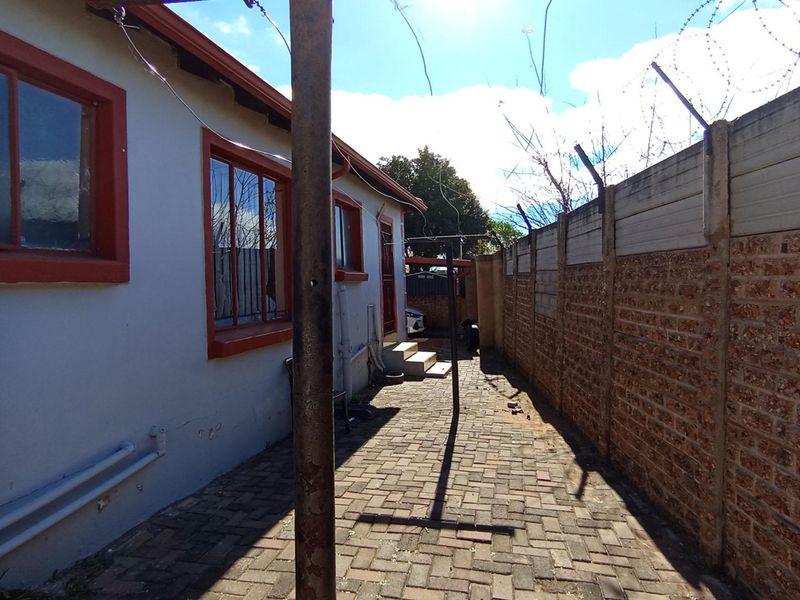 3 Bedroom House for Sale in Noordwyk - Photo 2