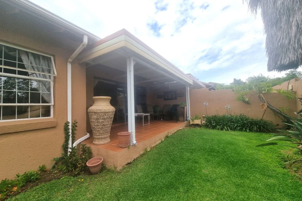 Lovely Contemporary ,,,,,,,,,, 2 Bedrooms ,,1 Bathrooms,,  1 Lock Garage,, Private Garden, Staff Quarters ,, Pet Friendly  Townhouse  - Photo 2