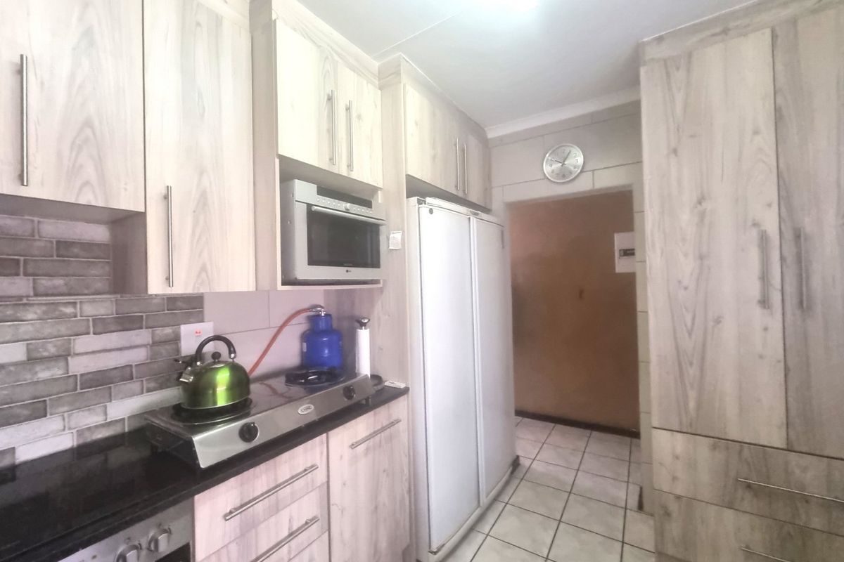 Lovely Contemporary ,,,,,,,,,, 2 Bedrooms ,,1 Bathrooms,,  1 Lock Garage,, Private Garden, Staff Quarters ,, Pet Friendly  Townhouse  - Photo 5