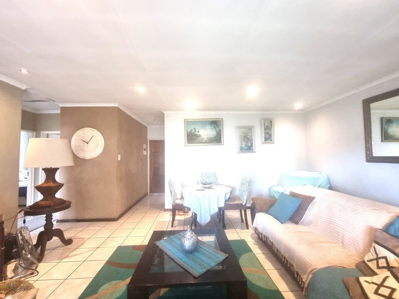 Lovely Contemporary ,,,,,,,,,, 2 Bedrooms ,,1 Bathrooms,,  1 Lock Garage,, Private Garden, Staff Quarters ,, Pet Friendly  Townhouse  - Photo 10