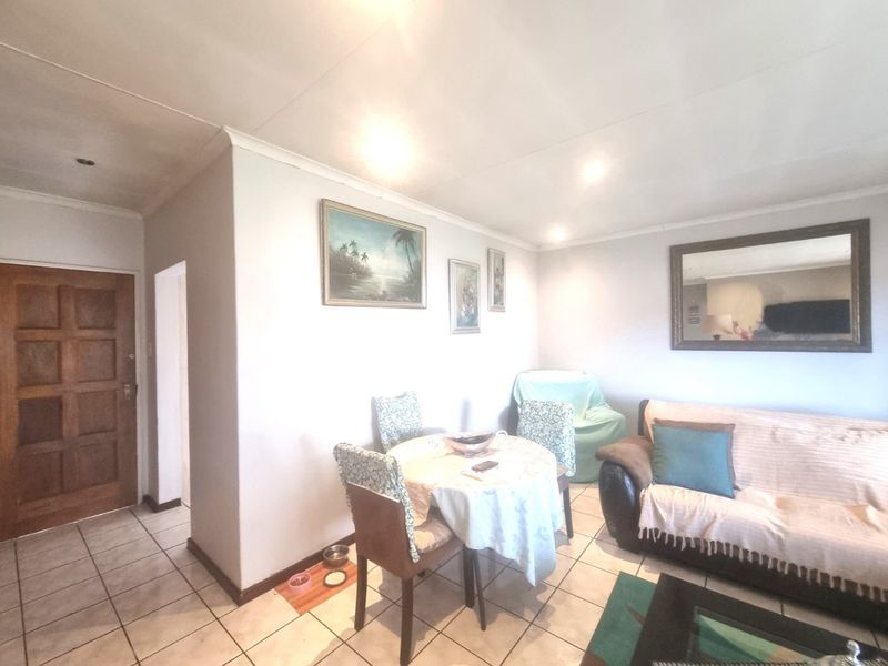 Lovely Contemporary ,,,,,,,,,, 2 Bedrooms ,,1 Bathrooms,,  1 Lock Garage,, Private Garden, Staff Quarters ,, Pet Friendly  Townhouse  - Photo 9