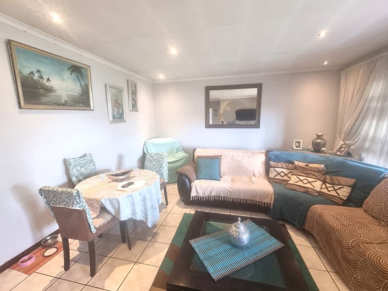 Lovely Contemporary ,,,,,,,,,, 2 Bedrooms ,,1 Bathrooms,,  1 Lock Garage,, Private Garden, Staff Quarters ,, Pet Friendly  Townhouse  - Photo 8