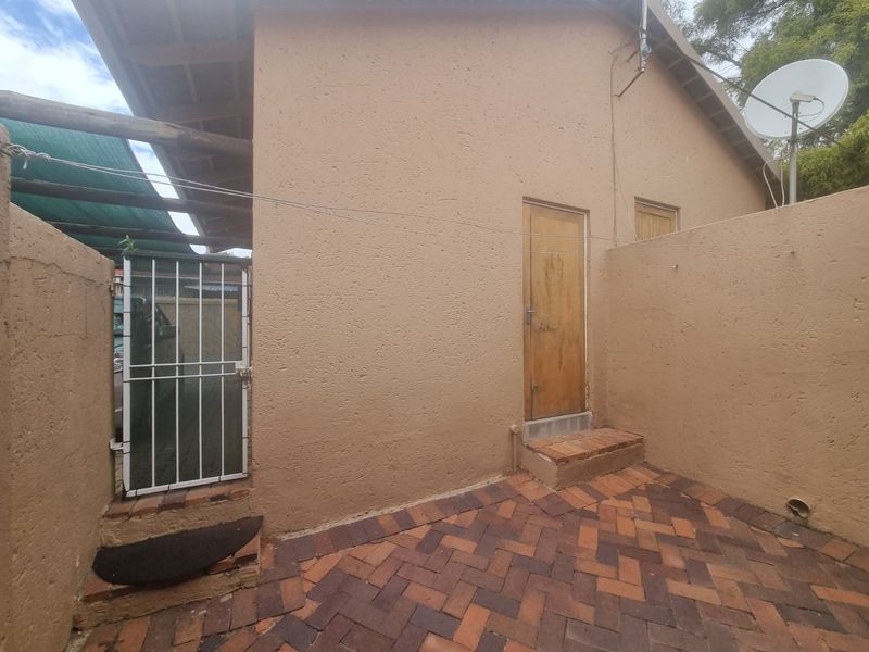 Lovely Contemporary ,,,,,,,,,, 2 Bedrooms ,,1 Bathrooms,,  1 Lock Garage,, Private Garden, Staff Quarters ,, Pet Friendly  Townhouse  - Photo 6