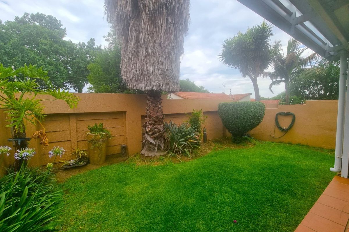 Lovely Contemporary ,,,,,,,,,, 2 Bedrooms ,,1 Bathrooms,,  1 Lock Garage,, Private Garden, Staff Quarters ,, Pet Friendly  Townhouse  - Photo 3