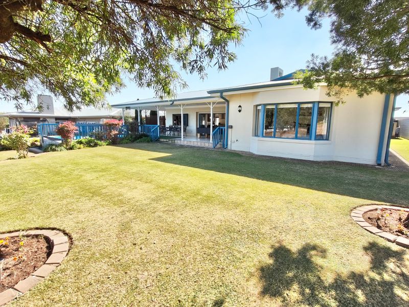 Immaculate 4-Bedroom Home in Secure Estate with Private Vaal Dam Access - Photo 3