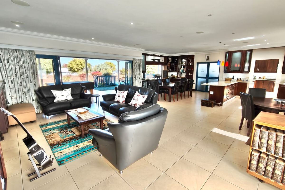 Immaculate 4-Bedroom Home in Secure Estate with Private Vaal Dam Access - Photo 4