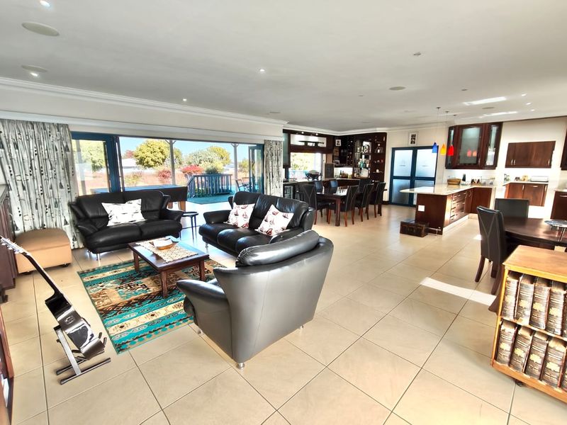 Immaculate 4-Bedroom Home in Secure Estate with Private Vaal Dam Access - Photo 4