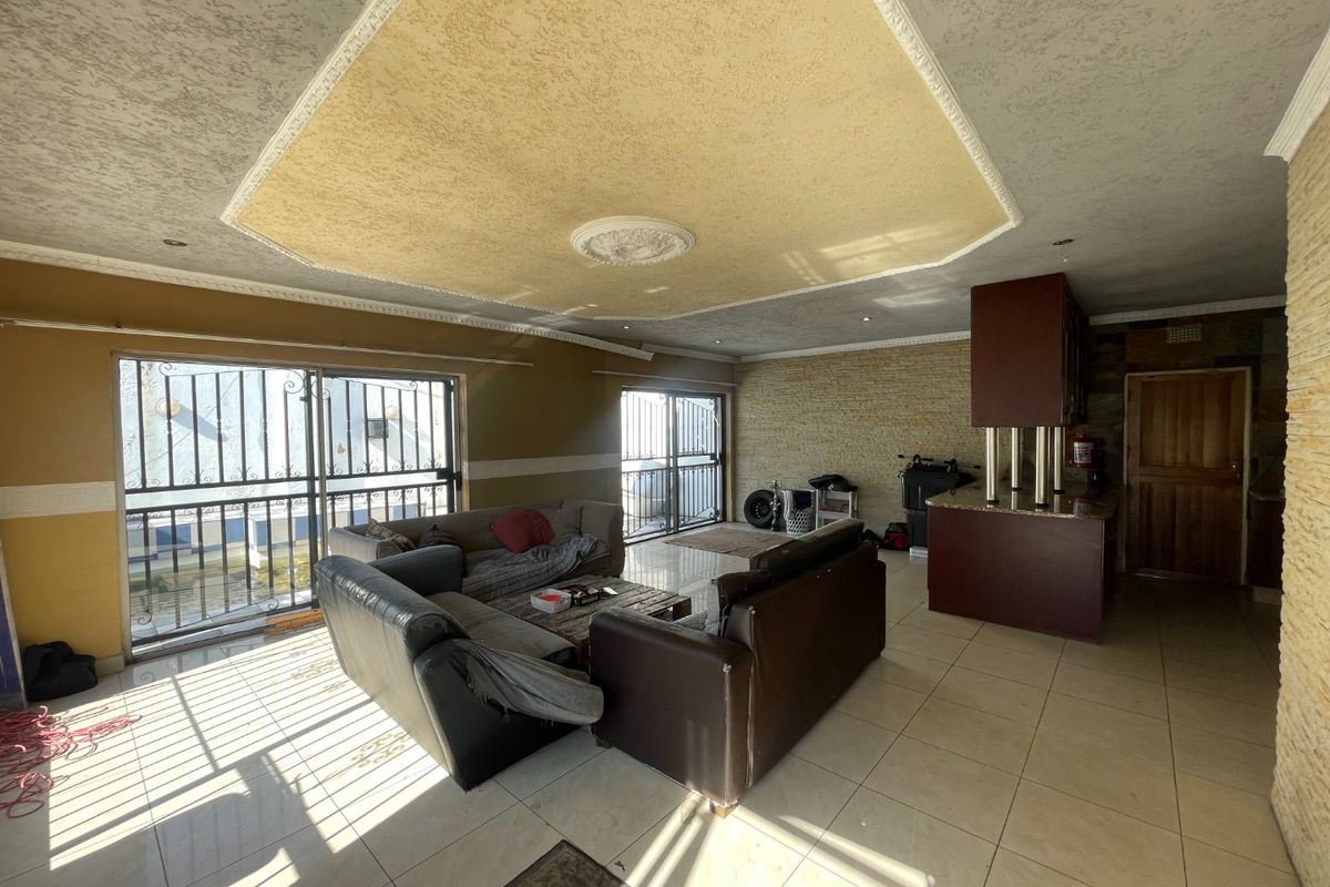 3 Bed | 2 Bath | Pool | Spacious | Double Carport | Staff Quarters | Studio Cottage - Photo 2