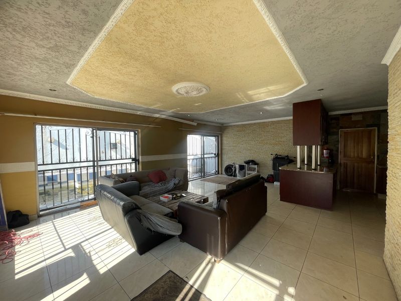 3 Bed | 2 Bath | Pool | Spacious | Double Carport | Staff Quarters | Studio Cottage - Photo 2