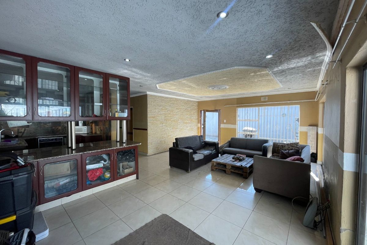 3 Bed | 2 Bath | Pool | Spacious | Double Carport | Staff Quarters | Studio Cottage - Photo 4