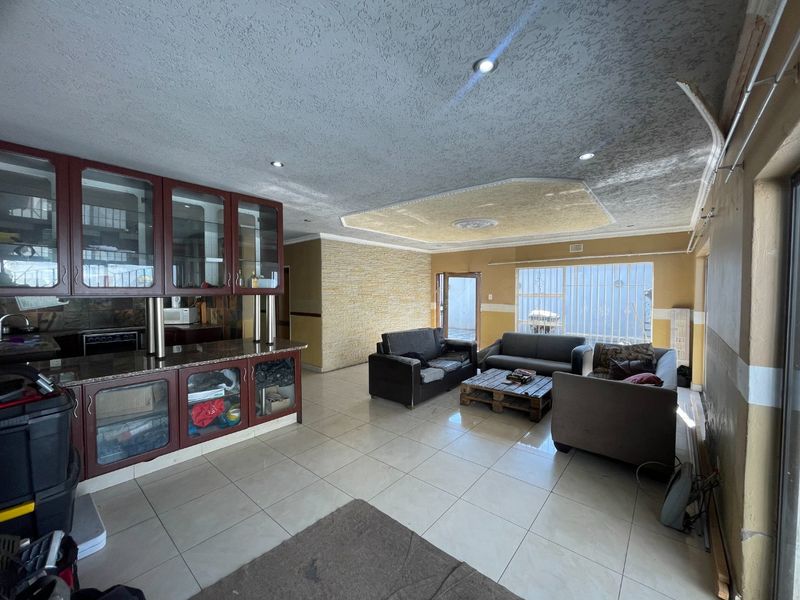 3 Bed | 2 Bath | Pool | Spacious | Double Carport | Staff Quarters | Studio Cottage - Photo 4