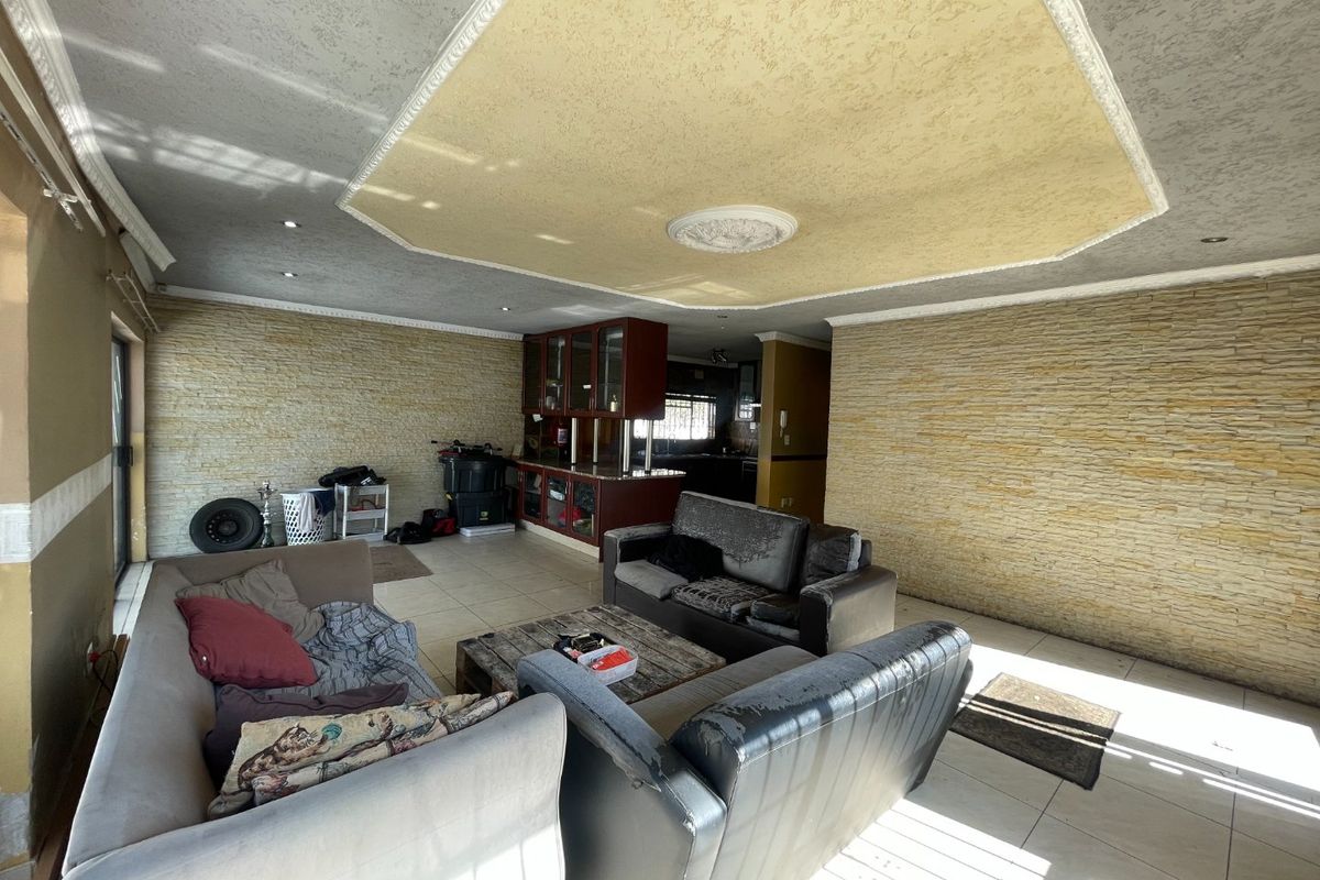 3 Bed | 2 Bath | Pool | Spacious | Double Carport | Staff Quarters | Studio Cottage - Photo 3