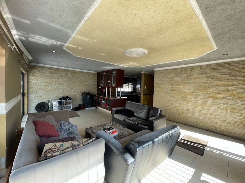 3 Bed | 2 Bath | Pool | Spacious | Double Carport | Staff Quarters | Studio Cottage - Photo 3