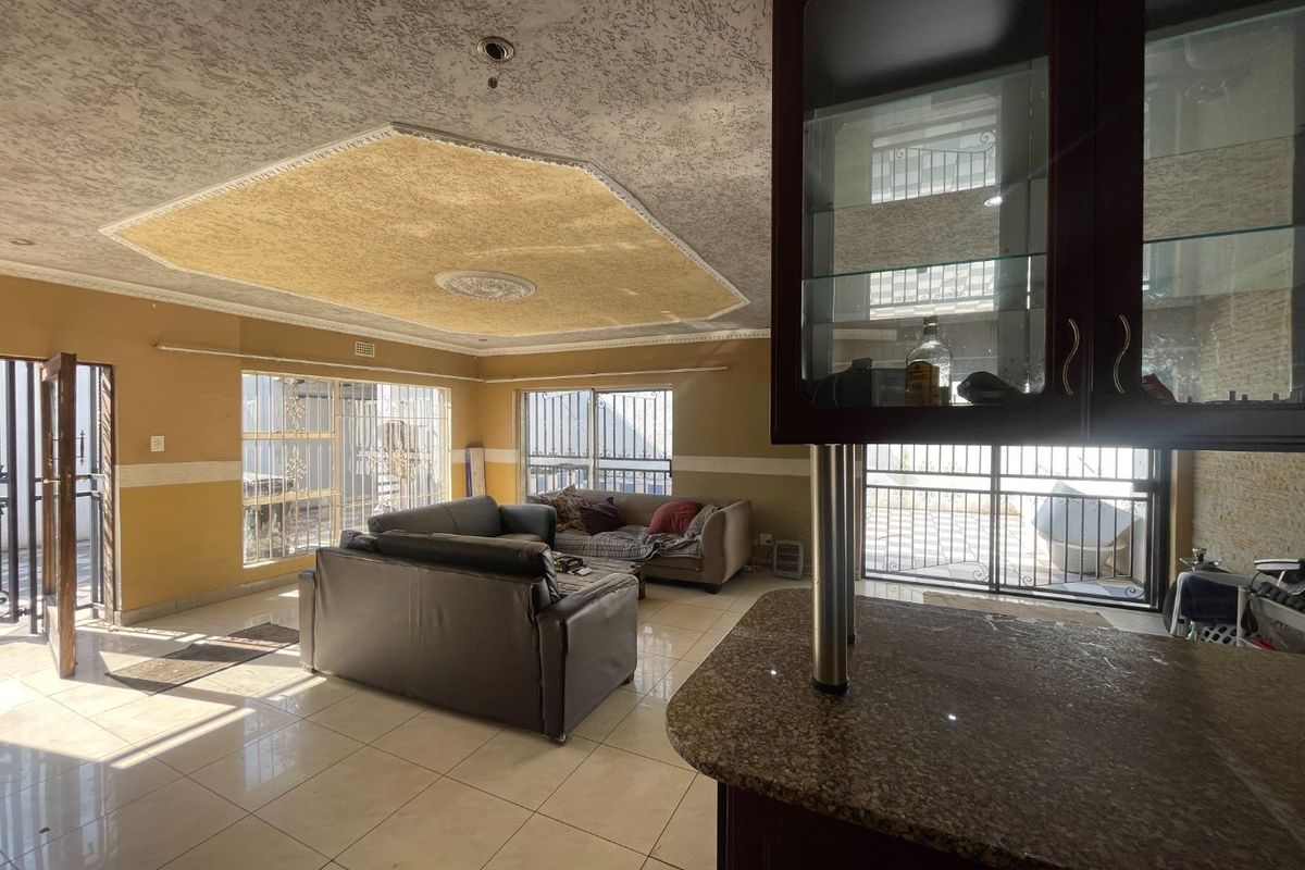 3 Bed | 2 Bath | Pool | Spacious | Double Carport | Staff Quarters | Studio Cottage - Photo 5