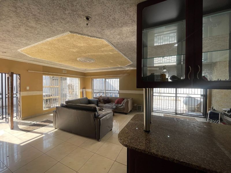 3 Bed | 2 Bath | Pool | Spacious | Double Carport | Staff Quarters | Studio Cottage - Photo 5