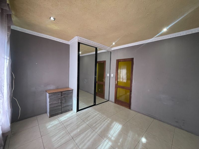 3 Bed | 2 Bath | Pool | Spacious | Double Carport | Staff Quarters | Studio Cottage - Photo 10