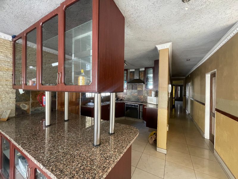 3 Bed | 2 Bath | Pool | Spacious | Double Carport | Staff Quarters | Studio Cottage - Photo 9