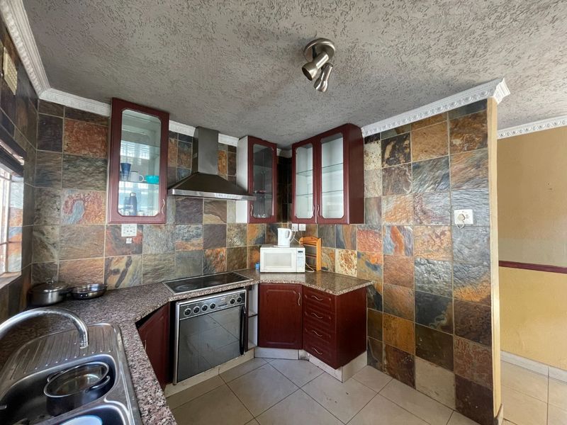 3 Bed | 2 Bath | Pool | Spacious | Double Carport | Staff Quarters | Studio Cottage - Photo 8