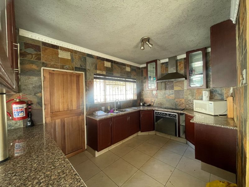 3 Bed | 2 Bath | Pool | Spacious | Double Carport | Staff Quarters | Studio Cottage - Photo 6