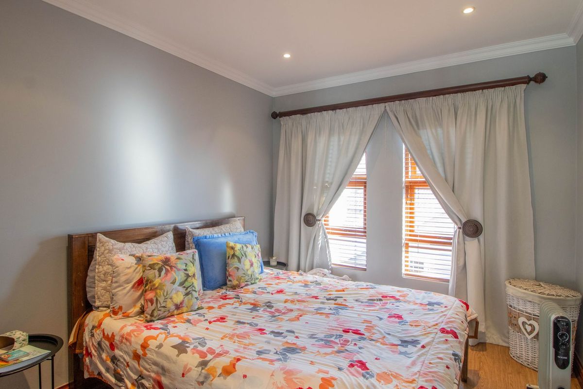 4-Bedroom Family Home with a Pool, pet friendly in Bushwillow Estate  - Photo 5