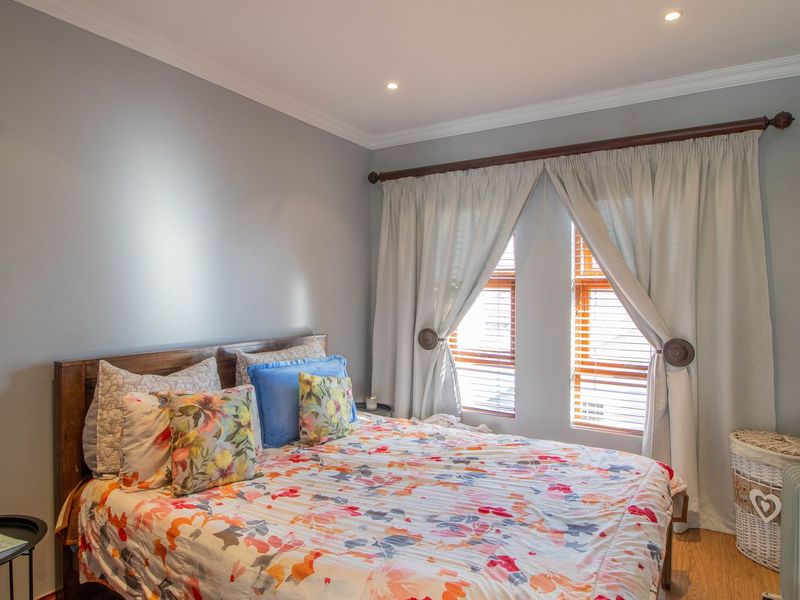 4-Bedroom Family Home with a Pool, pet friendly in Bushwillow Estate  - Photo 5