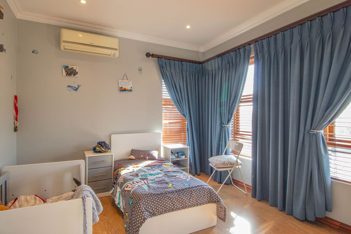 4-Bedroom Family Home with a Pool, pet friendly in Bushwillow Estate  - Photo 2