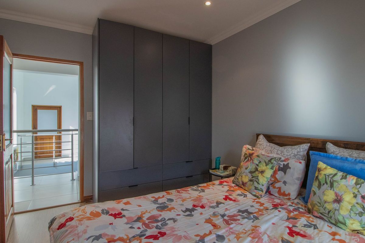 4-Bedroom Family Home with a Pool, pet friendly in Bushwillow Estate  - Photo 4