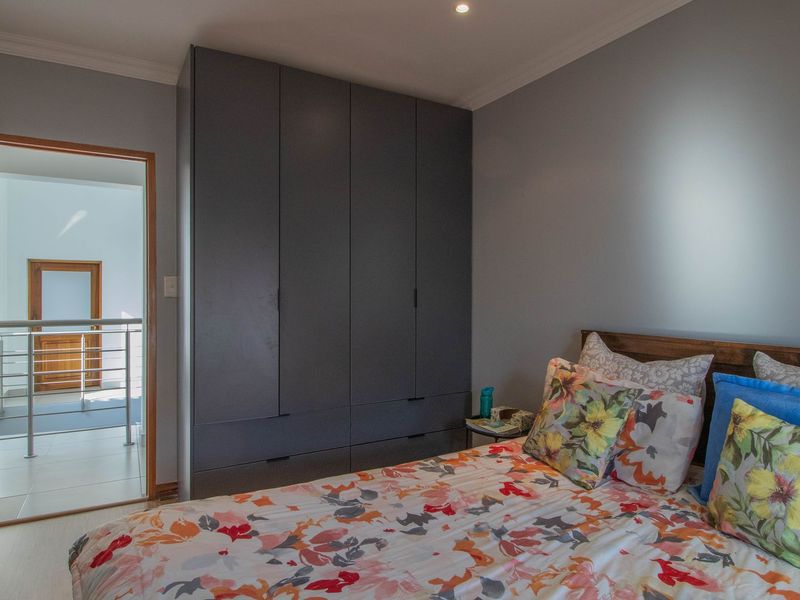 4-Bedroom Family Home with a Pool, pet friendly in Bushwillow Estate  - Photo 4