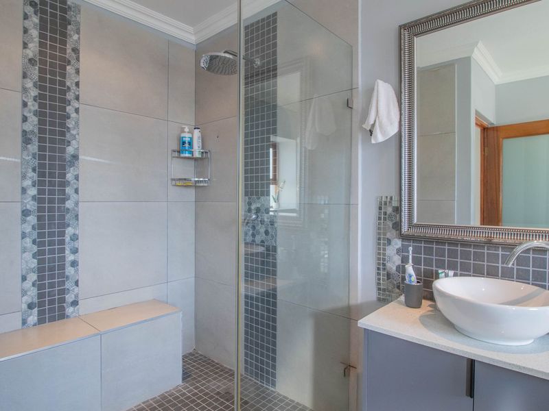 4-Bedroom Family Home with a Pool, pet friendly in Bushwillow Estate  - Photo 7