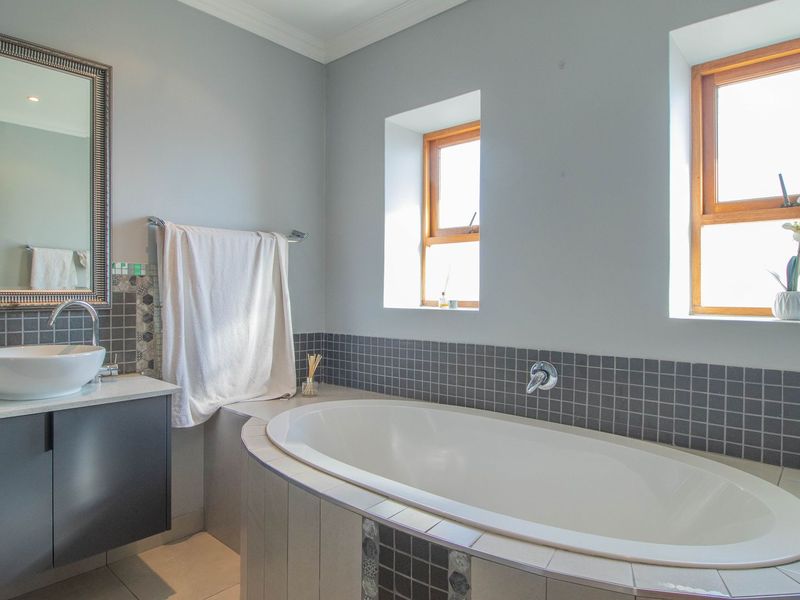 4-Bedroom Family Home with a Pool, pet friendly in Bushwillow Estate  - Photo 6