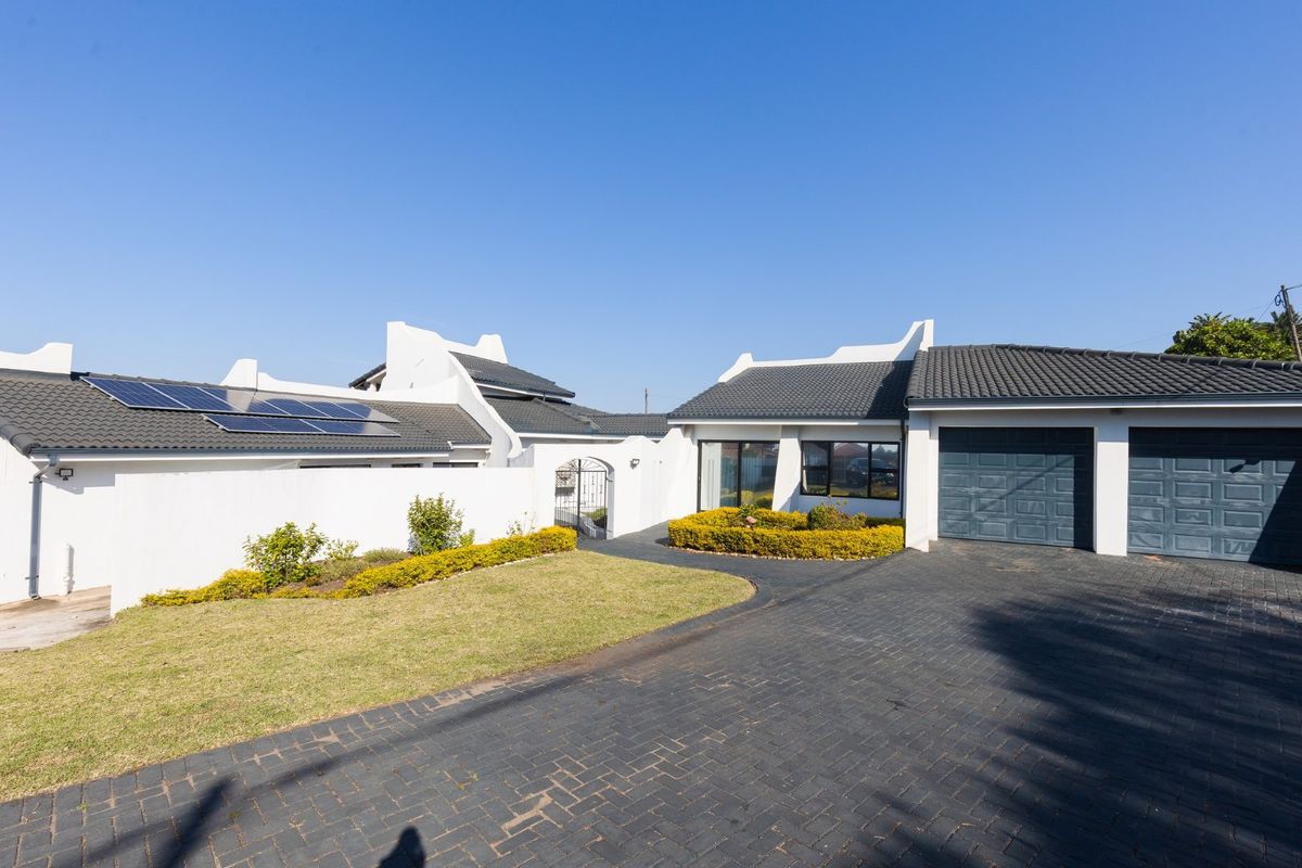 Beachfront Spanish-Style Beauty – The Perfect Position! - Photo 2