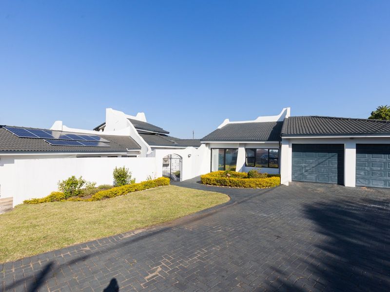 Beachfront Spanish-Style Beauty – The Perfect Position! - Photo 2