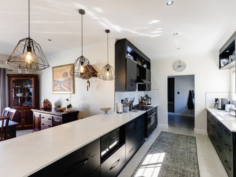 Beachfront Spanish-Style Beauty – The Perfect Position! - Photo 6