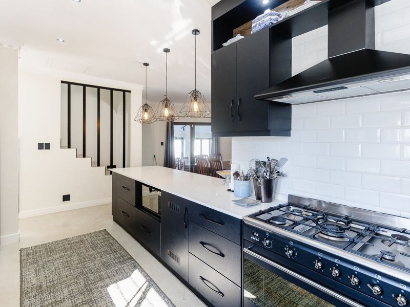 Beachfront Spanish-Style Beauty – The Perfect Position! - Photo 8