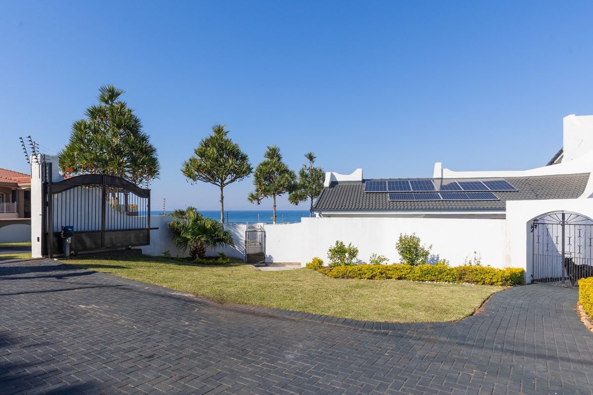 Beachfront Spanish-Style Beauty – The Perfect Position! - Photo 3