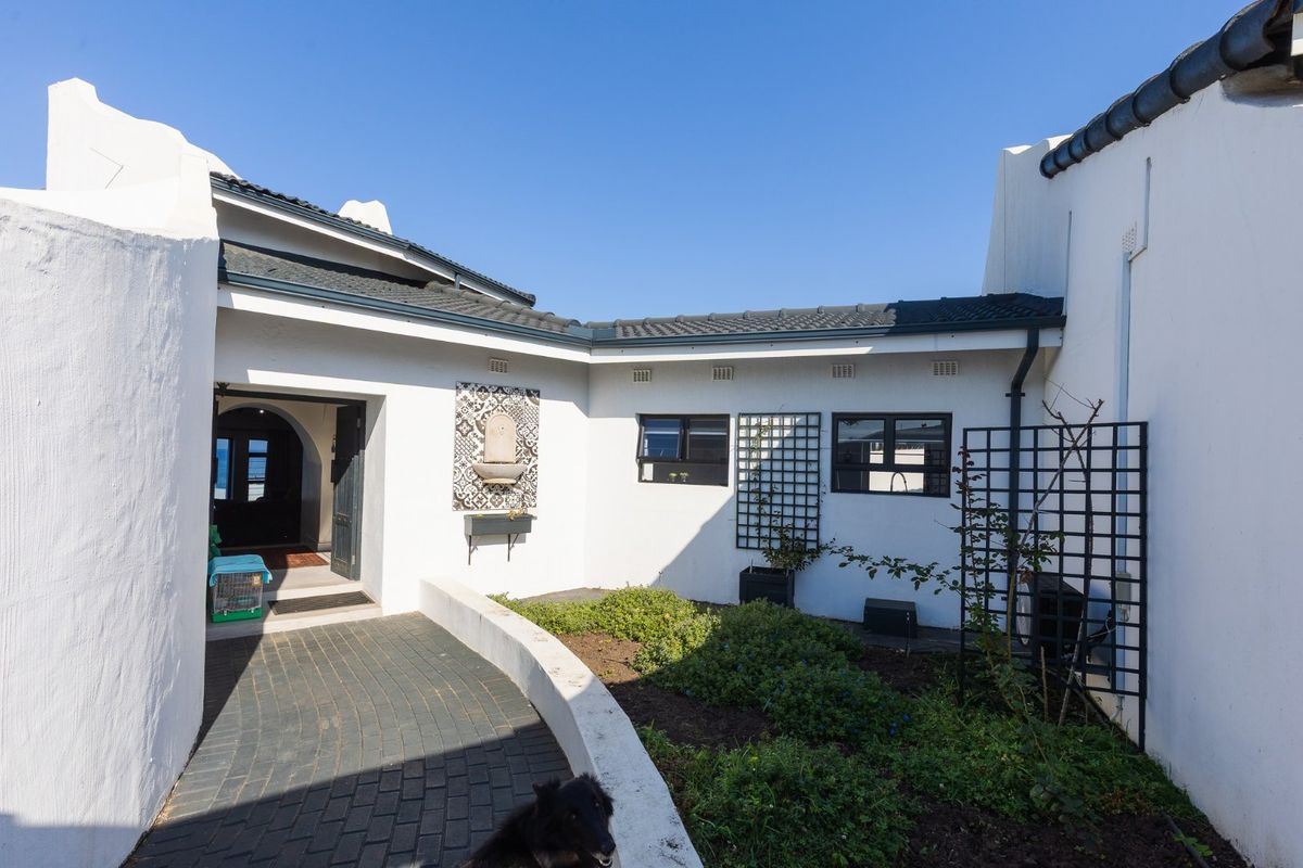 Beachfront Spanish-Style Beauty – The Perfect Position! - Photo 4