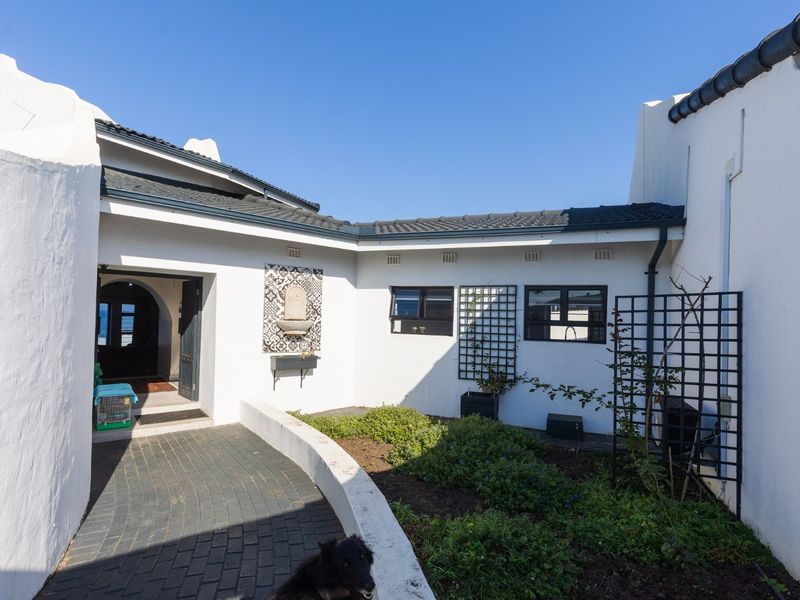 Beachfront Spanish-Style Beauty – The Perfect Position! - Photo 4