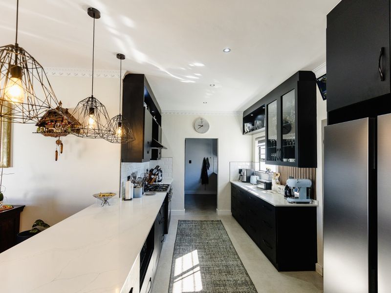 Beachfront Spanish-Style Beauty – The Perfect Position! - Photo 5