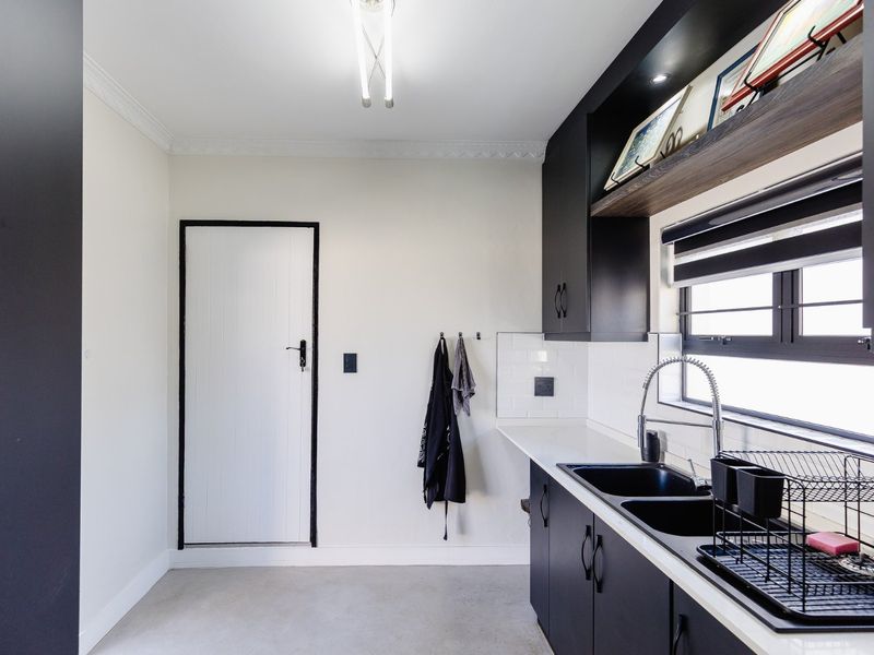 Beachfront Spanish-Style Beauty – The Perfect Position! - Photo 10