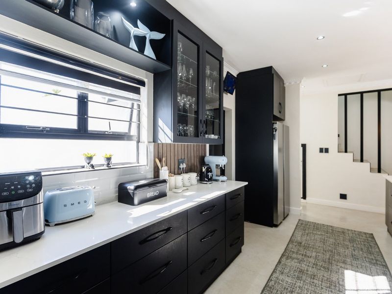 Beachfront Spanish-Style Beauty – The Perfect Position! - Photo 9