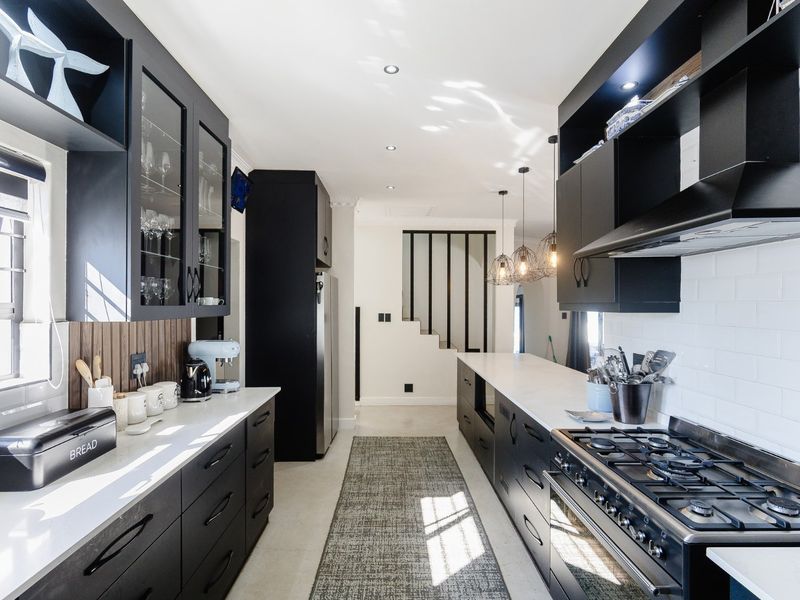 Beachfront Spanish-Style Beauty – The Perfect Position! - Photo 7