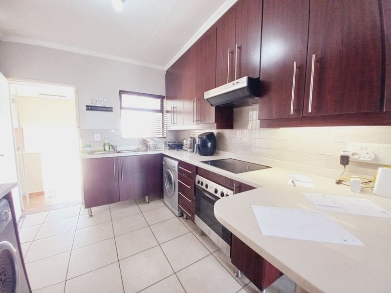 Top-Floor Acacia Gem with Panoramic Balcony Views, Resort-Style Amenities, and Unbeatable Greenstone Convenience1 - Photo 8