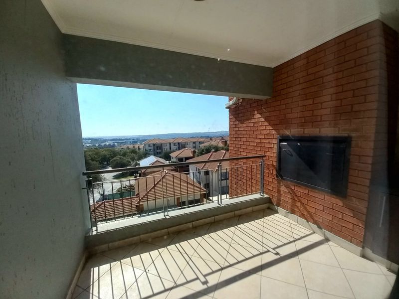 Top-Floor Acacia Gem with Panoramic Balcony Views, Resort-Style Amenities, and Unbeatable Greenstone Convenience1 - Photo 5