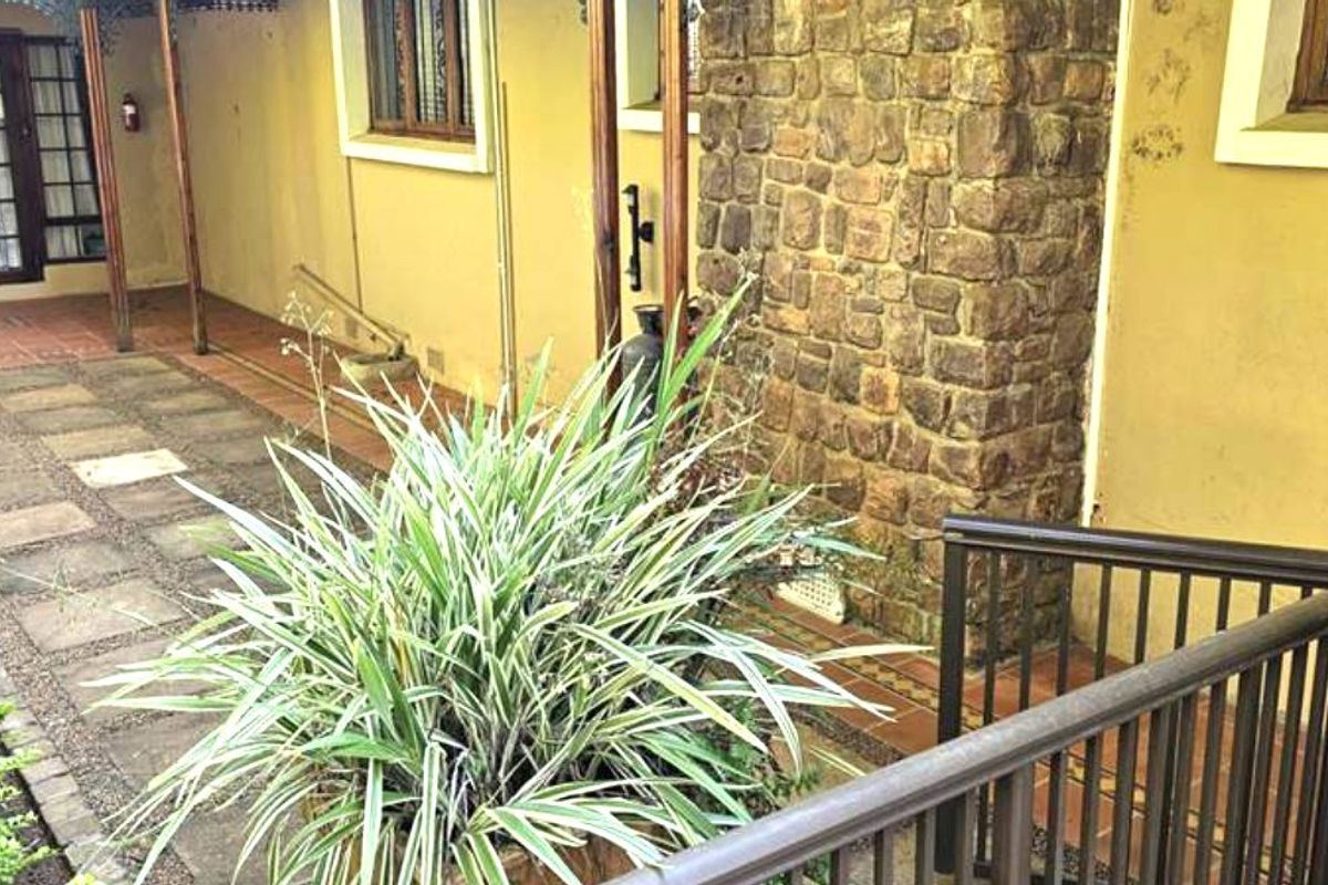 Modern commercial office space in Kloof - Photo 3