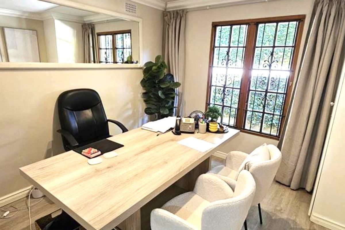 Modern commercial office space in Kloof - Photo 2