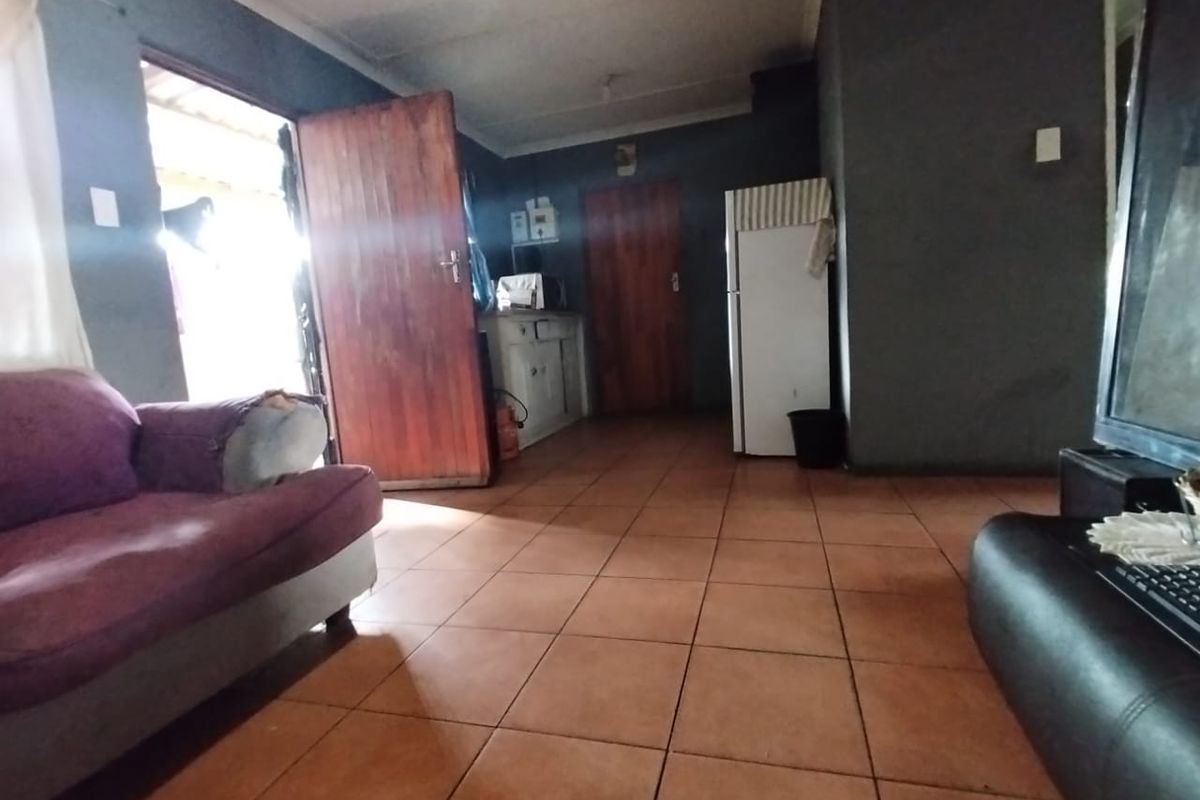 Two-Bedroom Home For Sale in Lavernder Hill.  - Photo 3